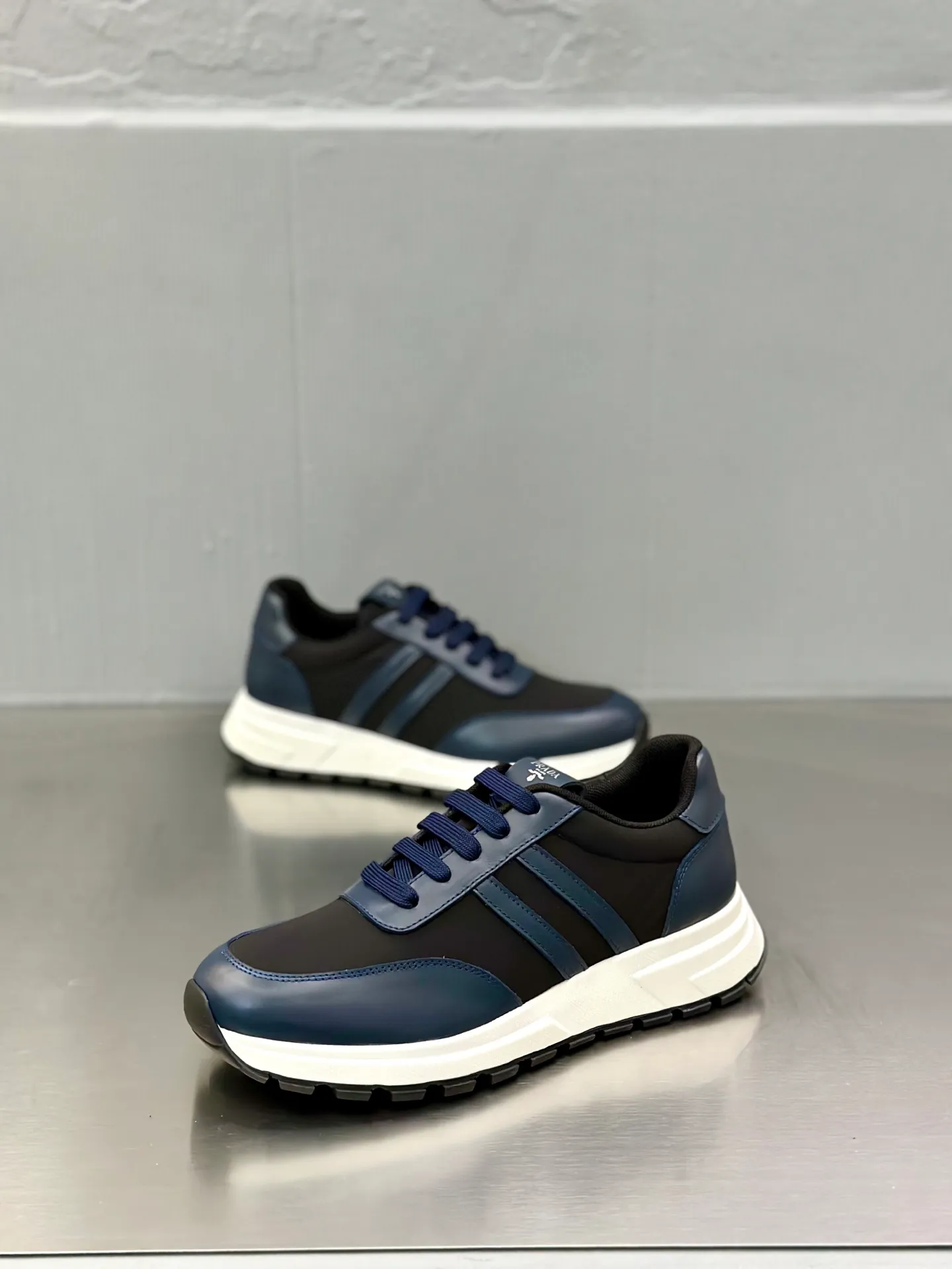💰740 Prada/Prada men's new mesh stitching sneakers. This sneaker presents a modern version, reinterpreting the brand's archive style with clean lines and smooth details. The shoes are made of calf leather and technical fabric, with a triangular metal logo on the outside, bright TPU decoration on the heel, and a longer and padded inner heel design for a more comfortable fit. The tongue is decorated with a silk-screen logo, and is paired with a hollow rubber sole on the heel. The full cowhide lining comes standard with logo cowhide foot pads, making the upper foot taller, more comfortable, and versatile! Comes with full original packaging! Size: 39-40-41-42-43-44 standard leather shoe size (45 can be customized and does not support returns)